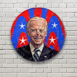 Diana Personalizado de Caricatura de Joe Biden<br><div class="desc">Caricatura de Joe Biden sobre un fondo abstracto de estrellas y rayas blancas y azules. El punto rojo en el centro de la dardos coincide con la nariz personalizado.</div>