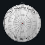 Diana Personalizado Nombre Familia Rústica Madera Aspect<br><div class="desc">Cambie fácilmente el nombre de familia en la plantilla de diseño y cree su tablero de nombres de familia personalizado. Placa de tamaño de regulación Dimensiones: 18" de diámetro, 1"h Incluye 6 dardos de latón (3 vuelos de dardos de bandera estadounidense y 3 vuelos de dardo del Reino Unido) Impresión...</div>