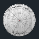 Diana Personalizado Nombre Familia Rústica Madera Aspect<br><div class="desc">Cambie fácilmente el nombre de familia en la plantilla de diseño y cree su tablero de nombres de familia personalizado. Placa de tamaño de regulación Dimensiones: 18" de diámetro, 1"h Incluye 6 dardos de latón (3 vuelos de dardos de bandera estadounidense y 3 vuelos de dardo del Reino Unido) Impresión...</div>