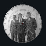 Diana Presidente John Kennedy y Brothers American Camelo<br><div class="desc">El sol golpeó a los tres hermanos Kennedy mientras se paraban bajo el conocido pórtico blanco de la Casa Blanca. El presidente John F. Kennedy, el mayor, se inclinó contra una columna, con una sonrisa irónica jugando en sus labios. Sus hermanos menores, Robert y Ted, se pararon a su lado,...</div>