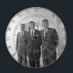 Diana Presidente John Kennedy y Brothers American Camelo<br><div class="desc">El sol golpeó a los tres hermanos Kennedy mientras se paraban bajo el conocido pórtico blanco de la Casa Blanca. El presidente John F. Kennedy, el mayor, se inclinó contra una columna, con una sonrisa irónica jugando en sus labios. Sus hermanos menores, Robert y Ted, se pararon a su lado,...</div>