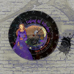 Diana Púrpura de cumpleaños de bruja de Halloween<br><div class="desc">¿Quieres jugar DARTS en Halloween? ¿Es tu cumpleaños en octubre? Este es un gran diseño con una bruja de Halloween con un vestido púrpura haciendo un brebaje,  con un árbol,  una lechuza lunar y araña violeta gateando en el fondo.</div>