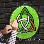 Diana Slainte St. Patrick's Day Celtic Triquetra Irlandé<br><div class="desc">Sumérjase en el encanto irlandés de sus festividades con el Slainte St. Patrick's Day Celtic Triquetra Irish Dart Board. Diseñado con amor por el famoso Mylini Design, este tablero reúne la tradición irlandesa y la diversión funcional. El símbolo del Triquetra celta adorna el centro, rodeado de tonos verdes vivos y...</div>