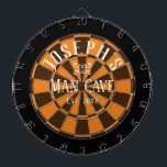 Diana Tarjeta Dart de nombre personalizado de cueva de h<br><div class="desc">Fondo de color con nombre personalizado y cueva masculina en el centro de la tabla. Otros colores disponibles en la tienda. Naranja</div>