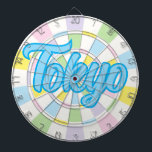 Diana Texto editable azul de Tokio sobre el color blanco<br><div class="desc">Tokyo Blue Colored Text on White And Pastel Colors Dart Board Game Incluyendo 6 Dardos de Brass 🎯 Personalizar con tu texto o nombre seleccionando la opción de personalización. Por favor, avíseme si tiene preguntas adicionales y porque el servicio de atención al cliente de Zazzle gestiona la experiencia del cliente,...</div>