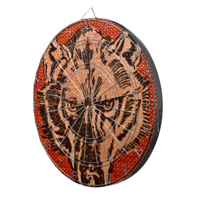 Diana Wolf Head en Red Dartboard (Frente Derecha)