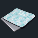 Dianthus blanco sobre azul floral llamado funda po<br><div class="desc">Las flores blancas de los claveles fueron diseñadas de forma única en azul. Perfecto para el personalizar y la protección de su portátil. Añade el nombre corto de tu elección que actualmente lee Sarah. Este patrón está estilizado a partir de una foto de una pieza de joyería que hice a...</div>