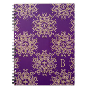 Diario con monograma del cuaderno de la púrpura y