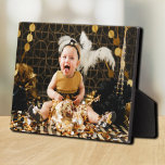 Dibujo Marcos Easel Back Birthday Plaque<br><div class="desc">En la mesa, en una estantería o en un escritorio, esta placa con un caballete empotrado presenta la foto de su primer cumpleaños favorita, colocada directamente en el panel duro, para una imagen asombrosamente nítida con una superficie limpia y fácil de limpiar. Excelente como regalo o para mostrar tu foto...</div>