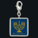 Dije Golden Menorah<br><div class="desc">El encanto plateado de la esterlina cuadrada con una imagen de una menorah dorada y texto opcional sobre el azul real. Vea botón cuadrado coincidente, gran cadena de teclas metalizado cuadradas premium, collar cuadrado y reloj de muñeca. Vea toda la colección Hanukkah Charm en la categoría ACCESORIOS de la sección...</div>