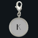 Dije Monograma inicial elegante Minimalista gris negro<br><div class="desc">Un regalo para ella. Un encanto inicial monogramado,  elegante en su sencillez. Plata,  o plato plateado,  Gris y Negro. Cambie el inicial para personalizar para su destinatario.</div>