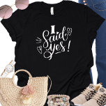 Dije Sí Graciosa Bachelorette Negra Camiseta<br><div class="desc">Un diseño moderno para la novia. Las palabras rápidas dicen "dije que sí" y tiene corazón. Esta camisa se notará en un evento de soltería. Se puede llevar para la cena de ensayo,  junto con la fiesta de bodas.</div>