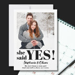 Dijo Que Sí Invitación De Compromiso De Foto<br><div class="desc">¡Ella dijo que sí! Haga saber a su familia y amigos sus grandes noticias con esta moderna tarjeta de invitación de compromiso con tipografía elegante. Personalizable fácil con tu foto.</div>