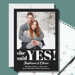 Dijo Que Sí Invitación De Compromiso De Foto<br><div class="desc">¡Ella dijo que sí! Hágale saber a la familia y a los amigos sus grandes noticias con esta moderna tarjeta de invitación de compromiso. Presenta una tipografía audaz y elegante en blanco sobre un fondo negro. Personalizable fácil con tu foto.</div>