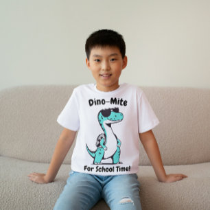 Dino por la camiseta de niños en tiempo escolar