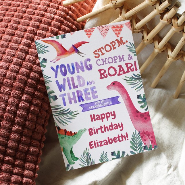 Dinosaurio rosa joven silvestre y tres cumpleaños (Subido por el creador)