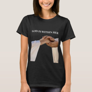 Dios Está Dentro De Ella Camiseta Salmo 46:5 Mujer