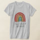 "Dios lo hizo primero" Camiseta arco iris (Laydown)