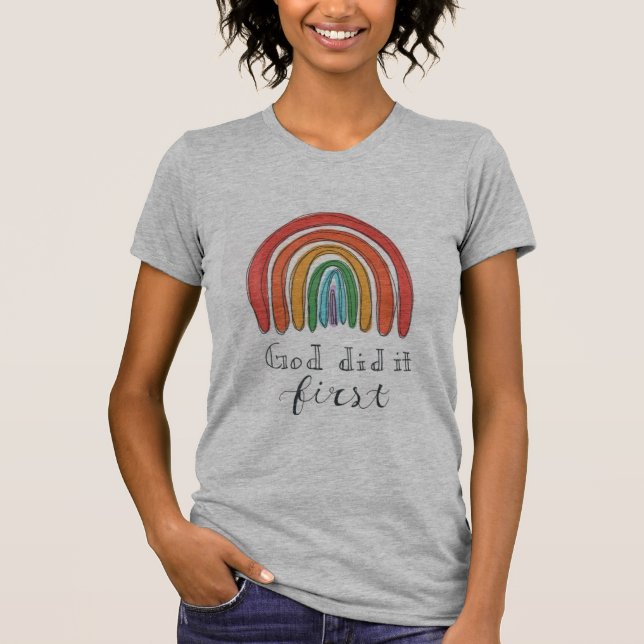 "Dios lo hizo primero" Camiseta arco iris (Anverso)