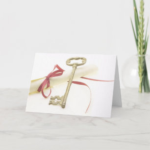 Diploma y tarjeta de graduación clave