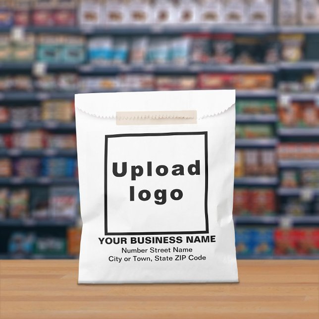 Dirección comercial en la bolsa de papel blanco (White paper bag with your business logo, name and address displayed in a store)