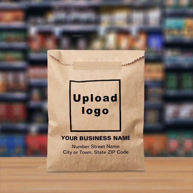 Dirección comercial en la bolsa de papel marrón (Brown paper bag with your business logo, name and address displayed in a store)
