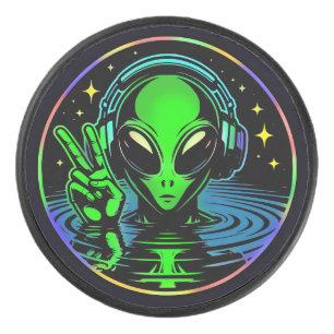 Disco De Hockey Alienígena en audífonos dando una señal de paz
