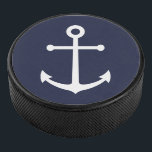 Disco De Hockey Anclaje azul de la Marina Náutica<br><div class="desc">Moderno Puck de Hockey Náutico Minimalista con ancla blanca sobre fondo azul marino.</div>