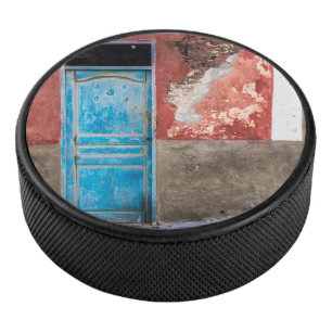 Disco De Hockey Colorida pared con puerta azul