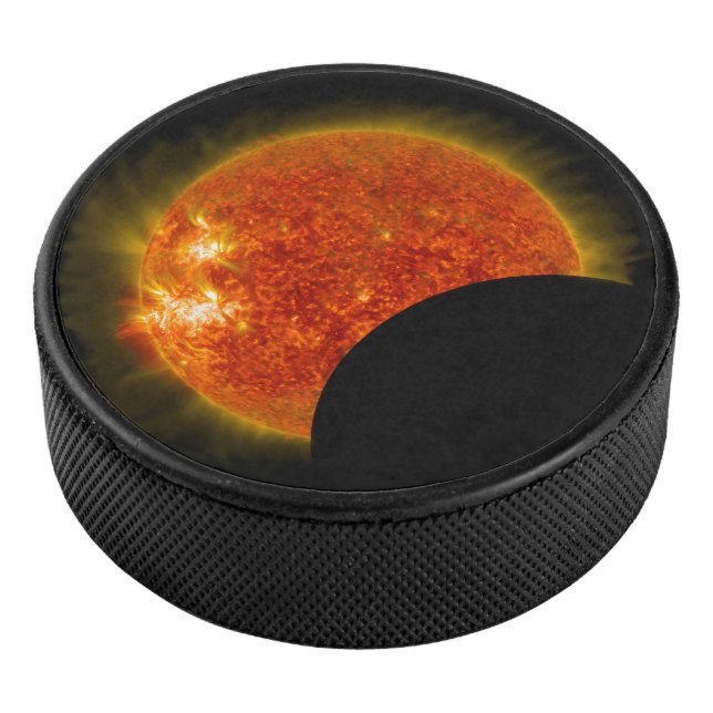 Disco De Hockey Eclipse solar en curso (3/4)