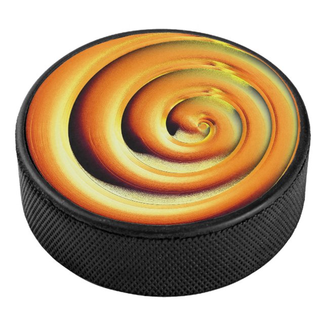 Disco De Hockey Espiral naranja brillante gigante sobre negro (3/4)