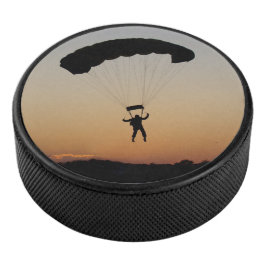 Disco De Hockey Paracaídas de Skydiver al atardecer
