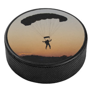 Disco De Hockey Paracaídas de Skydiver al atardecer