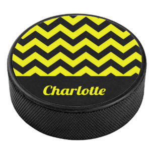Disco De Hockey patrón de chevron amarillo y negro personalizable