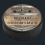 Disco De Hockey Regalos de los Groomsmen<br><div class="desc">Diseño rústico de barril de whisky con tipografía occidental audaz. Personalice este diseño con su propio texto. Personalizar este diseño seleccionando el enlace "personalizar adicional" si lo desea.</div>