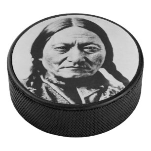 Disco De Hockey Renuncia el Jefe de Lakota: Sentando el Fuerte Bul