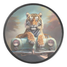 Tigre sentado en un auto deportivo