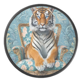 Disco De Hockey Tigre sentado en una silla antigua
