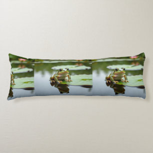 Diseño de almohada corporal de rana en nenúfar est