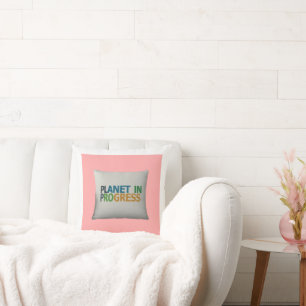 Diseño de almohada multicolor "Planeta en progreso