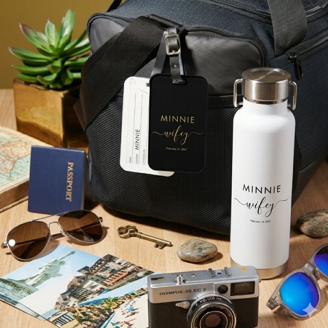Diseño de Botella de Agua con Nombre Fecha y Letra (Stylish Wifey Name Date Script Water Bottle Design)