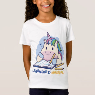 Diseño de camiseta de unicornio estudiando