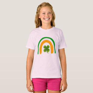 Diseño de camiseta Shamrock con arcoíris de bander