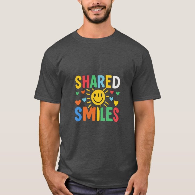 Diseño de camiseta sonriente compartida - Expresió (Anverso)