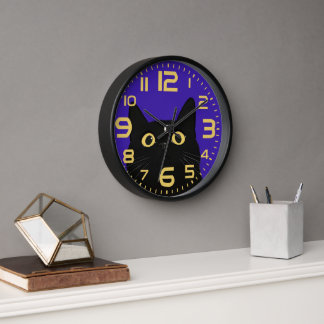 Diseño de cara de reloj de gato negro juguetón