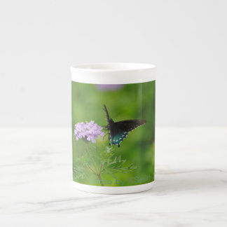 Diseño de la mariposa en la taza