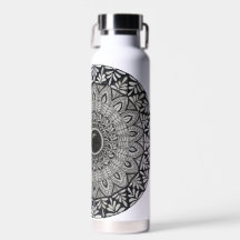 diseño de mandala monocromo en botella de agua