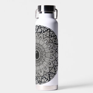 diseño de mandala monocromo en botella de agua