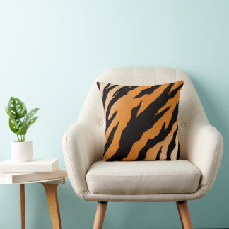 diseño de rayas de tigre en cojín decorativo