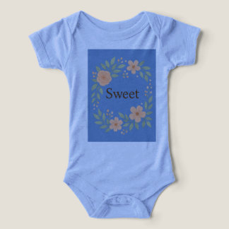 Diseño de ropa de bebé floral dulce